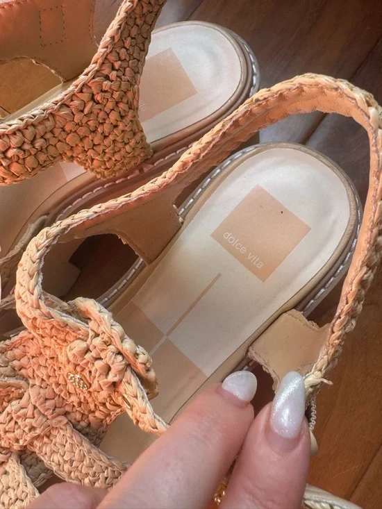 NWT Dolce Vita Lasly Platform
Sandal Sz 9 (no original box) - Picture 11 of 14